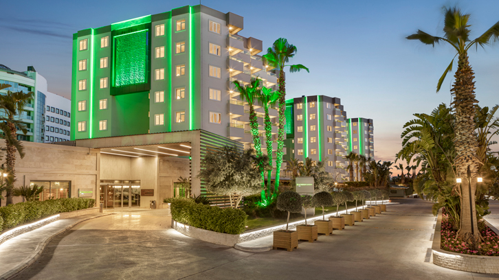 Wyndham Garden Lara otel dış görünümü, akşam aydınlatması
