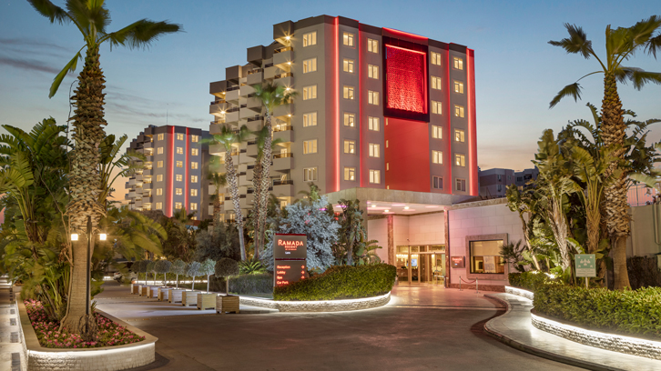 Ramada Resort Lara otel dış görünümü, akşam aydınlatması