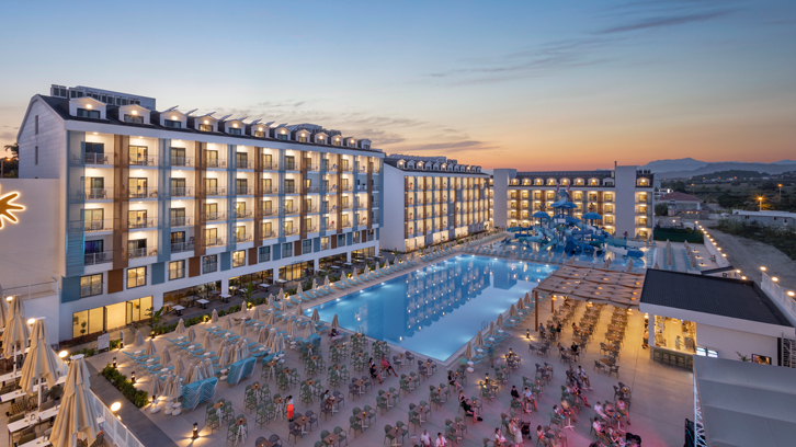 Arcanus Hotels Trendline Side, havuz ve otel binası